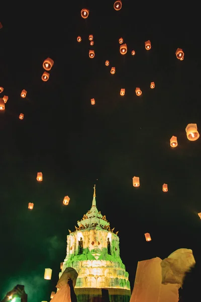 Lanternas festival, Yee Peng e Loy Khratong em Chiang Mai, na Tailândia — Fotografia de Stock