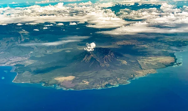 Volcano views från flygplan, i Bali Indonesien — Stockfoto