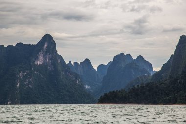 Tayland Khao Sok milli park manzarası