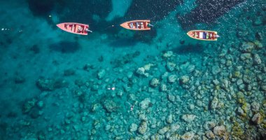 Karayip adalarında, yukarıdan Martinik plaj ve dağ manzarası