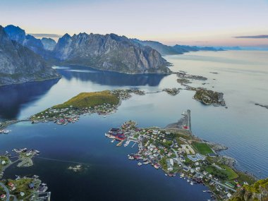 Norveç'teki Lofoten adalarında, yukarıdan Reine görünümleri