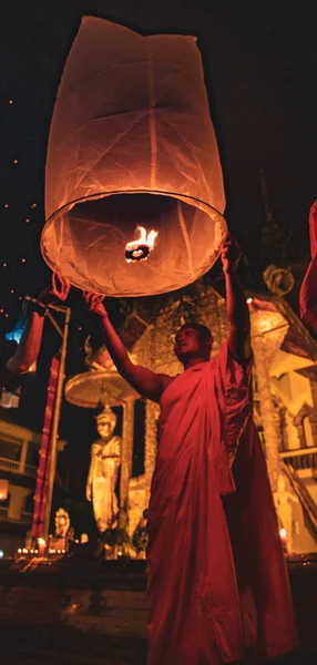 Фестиваль фонарей, Йи Пэн и Лой Хратонг в Чиангмае в Таиланде — стоковое фото