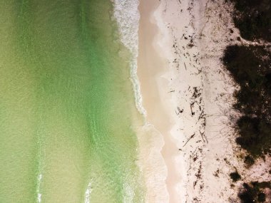 Yukarıdan Koh Rong adası, plaj ve gün batımı, Kamboçya Sihanoukville