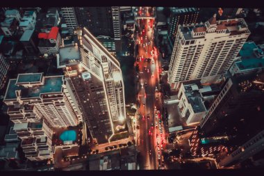 Siam ve Rachathewi geceleri Bangkok Tayland 'da görülür.