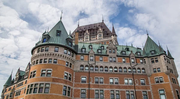 Kanada'da Quebec City sokaklarında Chateau Frontenac otel