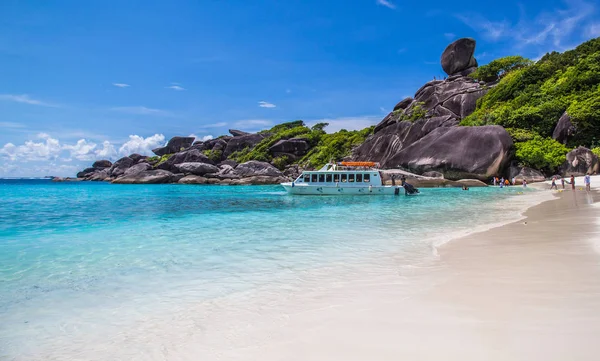 Ähnliche Inselaussichten vom Strand und darüber, in Thailand — Stockfoto