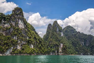 Tayland Khao Sok milli park manzarası