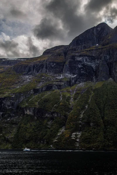 Vistas do fiorde geiranger do cruzeiro, na Noruega — Fotografia de Stock