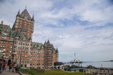 Kanada'da Quebec City sokaklarında Chateau Frontenac otel