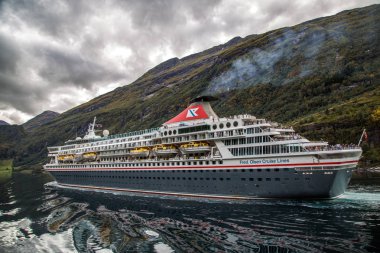 Norveç'te, seyir gelen geiranger fiyort manzarası