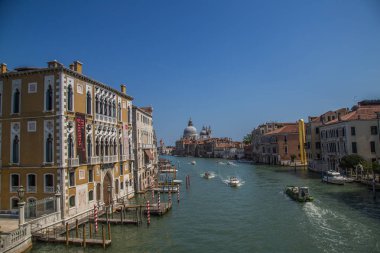 Venedik İtalya 'daki cadde ve kanalların manzarası