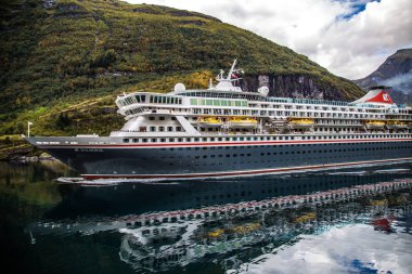 Norveç'te, seyir gelen geiranger fiyort manzarası