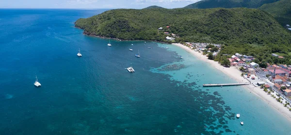 Vistas de la playa de Martinica y la montaña desde arriba, en las islas caribeñas —  Fotos de Stock