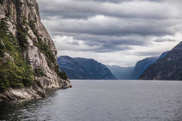 Lysefjord vistas do cruzeiro, em Stavenger, Noruega — Fotografia de Stock