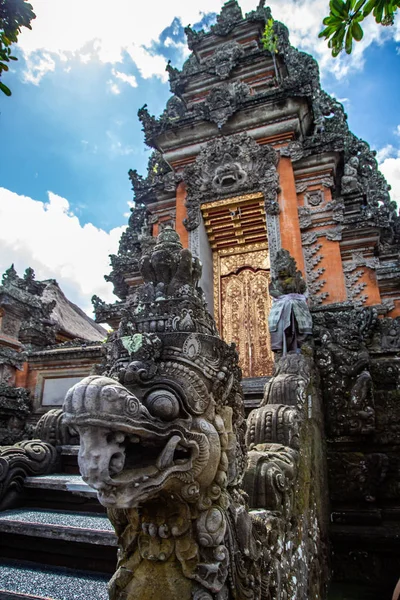 Ubud temple with pond in Bali Indonesia — Stock Photo, Image