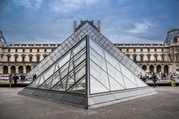 De piramide en het Museum van het Louvre in Parijs, Frankrijk — Stockfoto