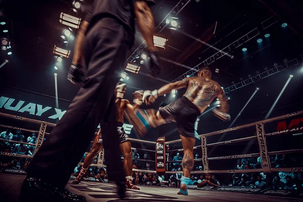 Muay thai fighting in Bangkok in Thailand — Stock Photo, Image