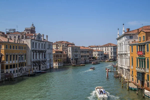 Venedik İtalya 'daki cadde ve kanalların manzarası