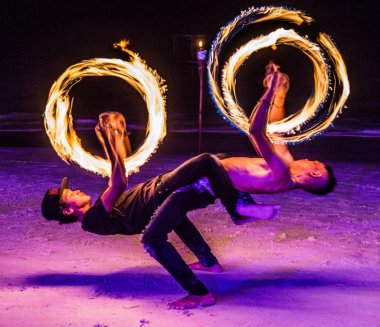 Tayland 'da Koh Samui sahilinde yangın gösterisi