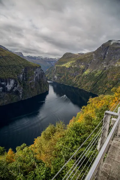 Kilátás a Geiranger fjord a Cruise, Norvégiában — Stock Fotó