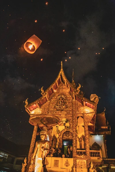Фестиваль фонарей, Йи Пэн и Лой Хратонг в Чиангмае в Таиланде — стоковое фото