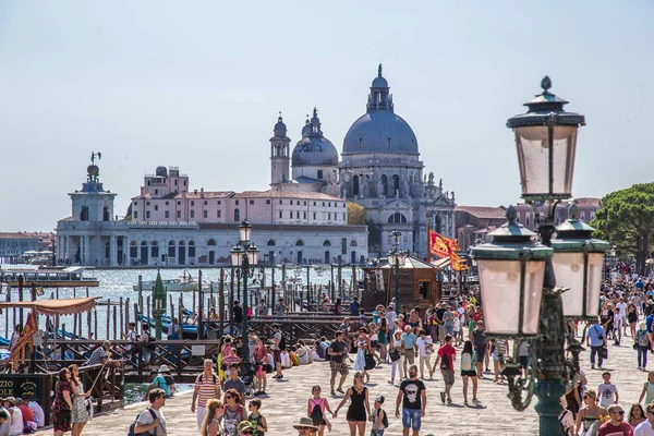 Venedik İtalya 'daki cadde ve kanalların manzarası — Stok fotoğraf