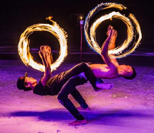 Spettacolo di fuoco sulla spiaggia di Koh Samui in Thailandia — Foto Stock