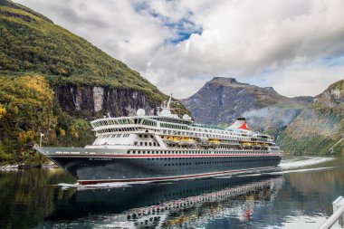 Norveç'te, seyir gelen geiranger fiyort manzarası