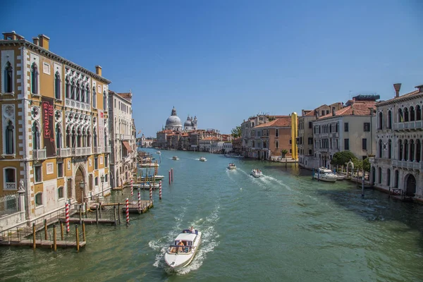 Venedik İtalya 'daki cadde ve kanalların manzarası