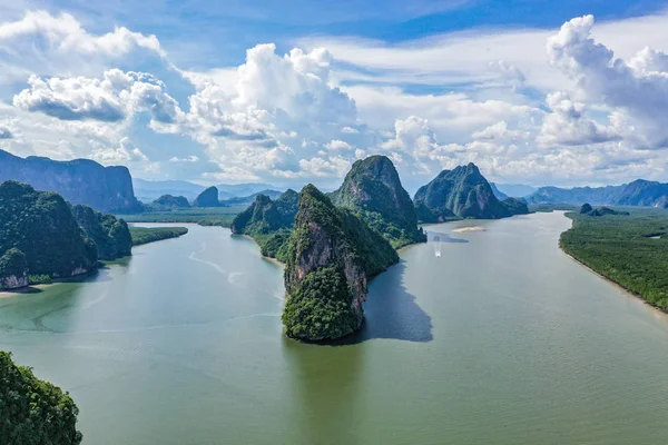 Vista aérea del pueblo flotante musulmán de Panyee en el parque nacional Phang Nga en Tailandia — Foto de Stock