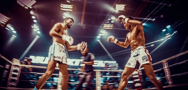 Muay tailandês lutando em Bangkok, na Tailândia — Fotografia de Stock