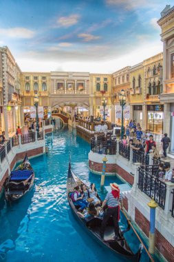 Gece Macau sokak manzarası ve kumarhaneleri