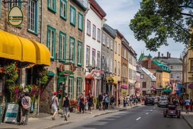 Kanada'da Quebec City sokaklarında Chateau Frontenac otel