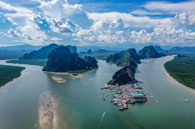 Tayland Phang Nga milli parkı Panyee Müslüman yüzen köy havadan görünümü
