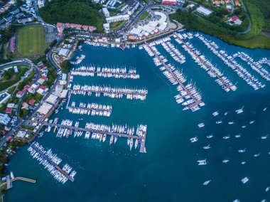 Karayip adalarında, yukarıdan Martinik plaj ve dağ manzarası