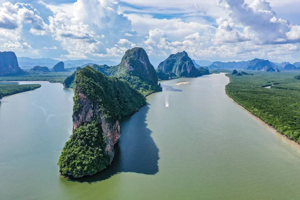 Village flottant musulman de Panyee vue aérienne dans le parc national de Phang Nga en Thaïlande — Photo