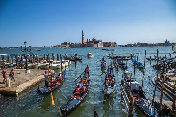 Venedik İtalya 'daki cadde ve kanalların manzarası