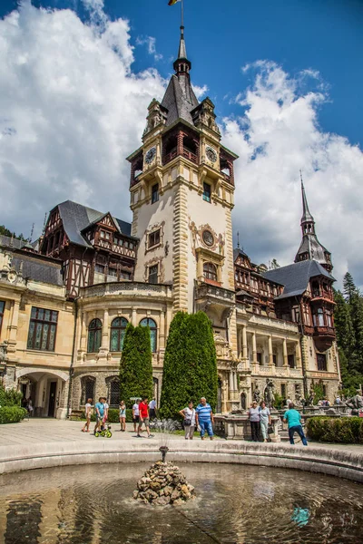 Doğu Avrupa Romanya'da Transilvanya Peles Kalesi