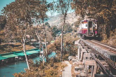 Kanchanaburi Tayland River Kwai Köprüsü'nde Ölüm Demiryolu treni