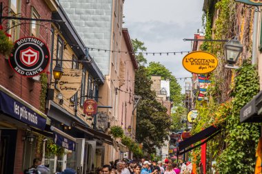 Kanada'da Quebec City sokaklarında Chateau Frontenac otel