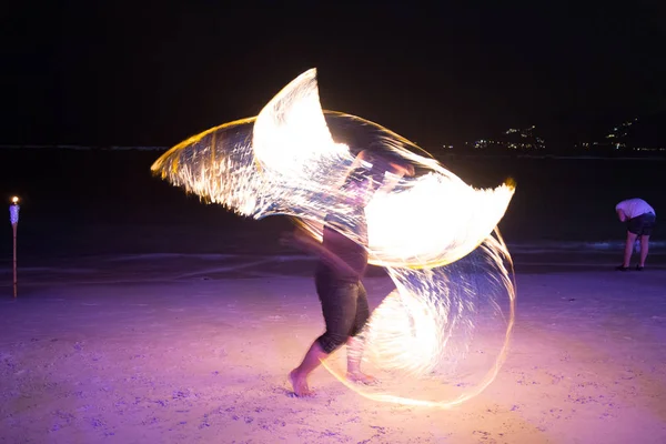 Tayland 'da Koh Samui sahilinde yangın gösterisi