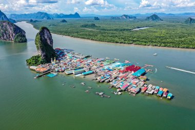 Tayland Phang Nga milli parkı Panyee Müslüman yüzen köy havadan görünümü