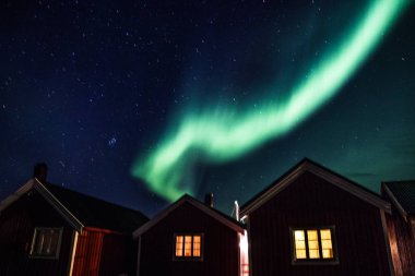 Norveç'te Lofoten adalarında Reine üzerinde Kuzey ışıkları