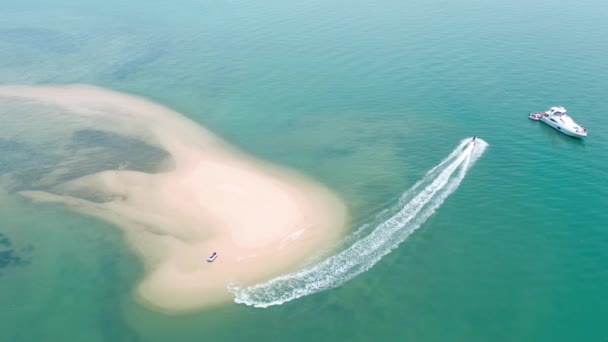 Praia da ilha e vista aérea do iate em Phuket, Tailândia — Vídeo de Stock