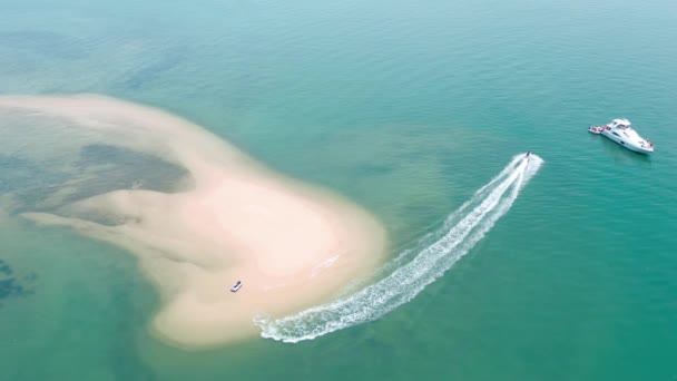 Strand en jacht vanuit de lucht in Phuket, Thailand — Stockvideo