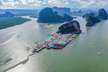 Tayland Phang Nga milli parkı Panyee Müslüman yüzen köy havadan görünümü
