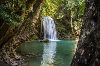 Tayland Kanchanaburi Erawan şelale manzarası