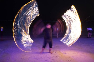 Tayland 'da Koh Samui sahilinde yangın gösterisi