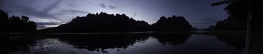 Tayland Milli Parkı Khao Sok göl manzarası
