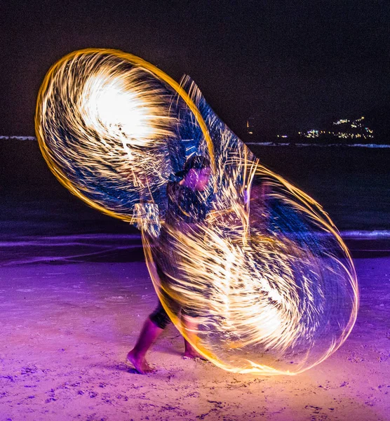 Tayland 'da Koh Samui sahilinde yangın gösterisi